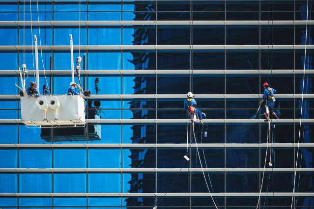 facade cleaning high rise workers